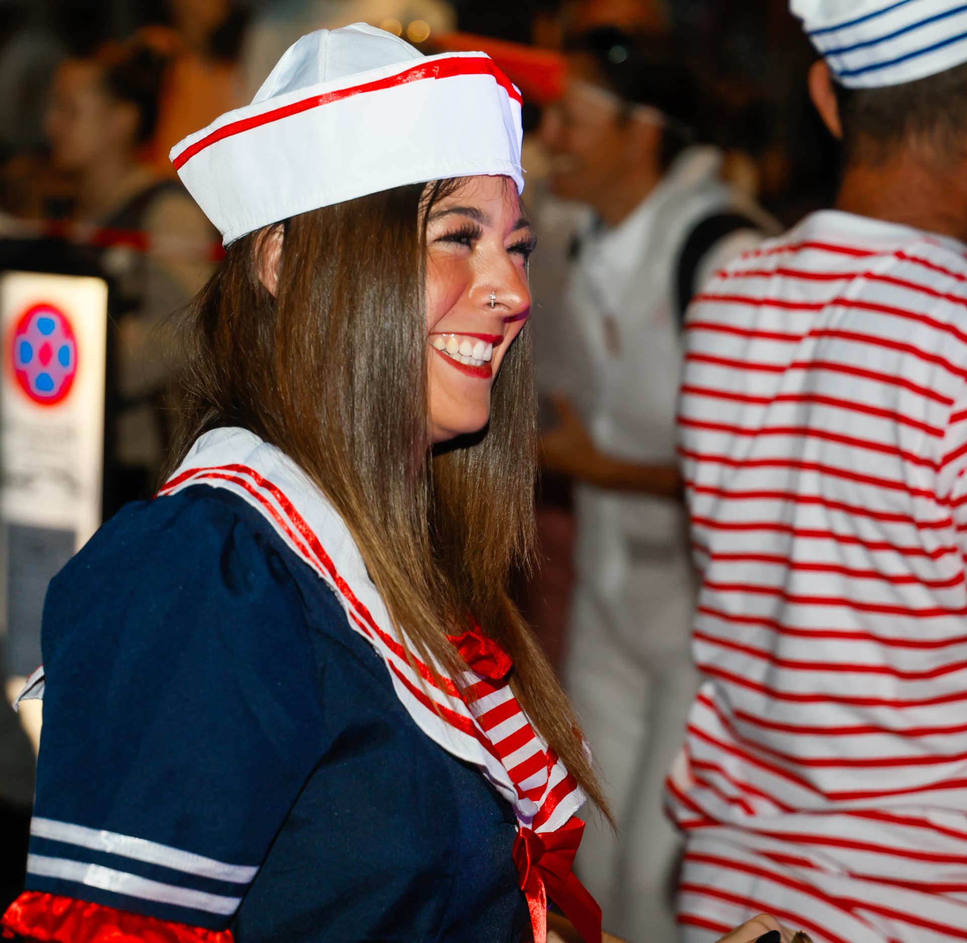 Portrait de nuit d'une participante en costume de marin