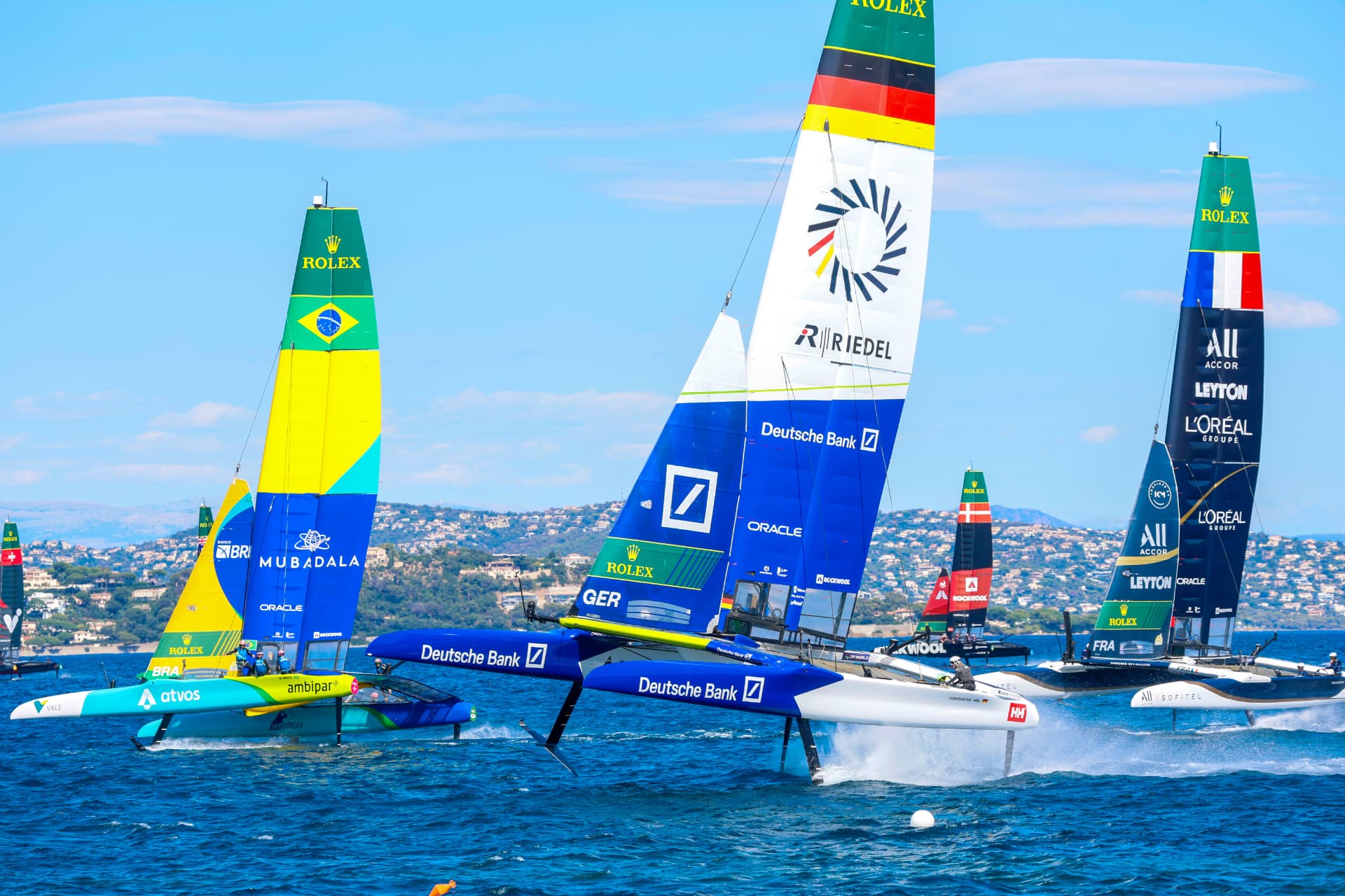 Bateaux de course à voile colorés lancés sur une mer bleue