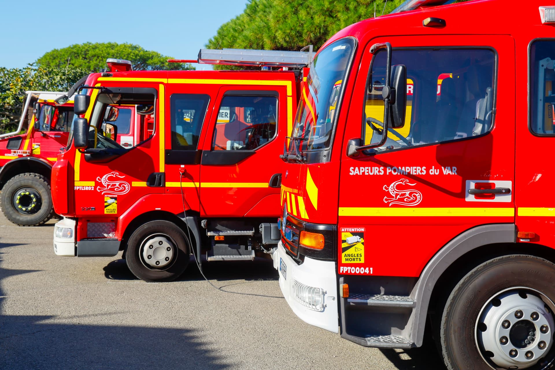 Véhicules de secours rouges alignés lors d'une présentation
