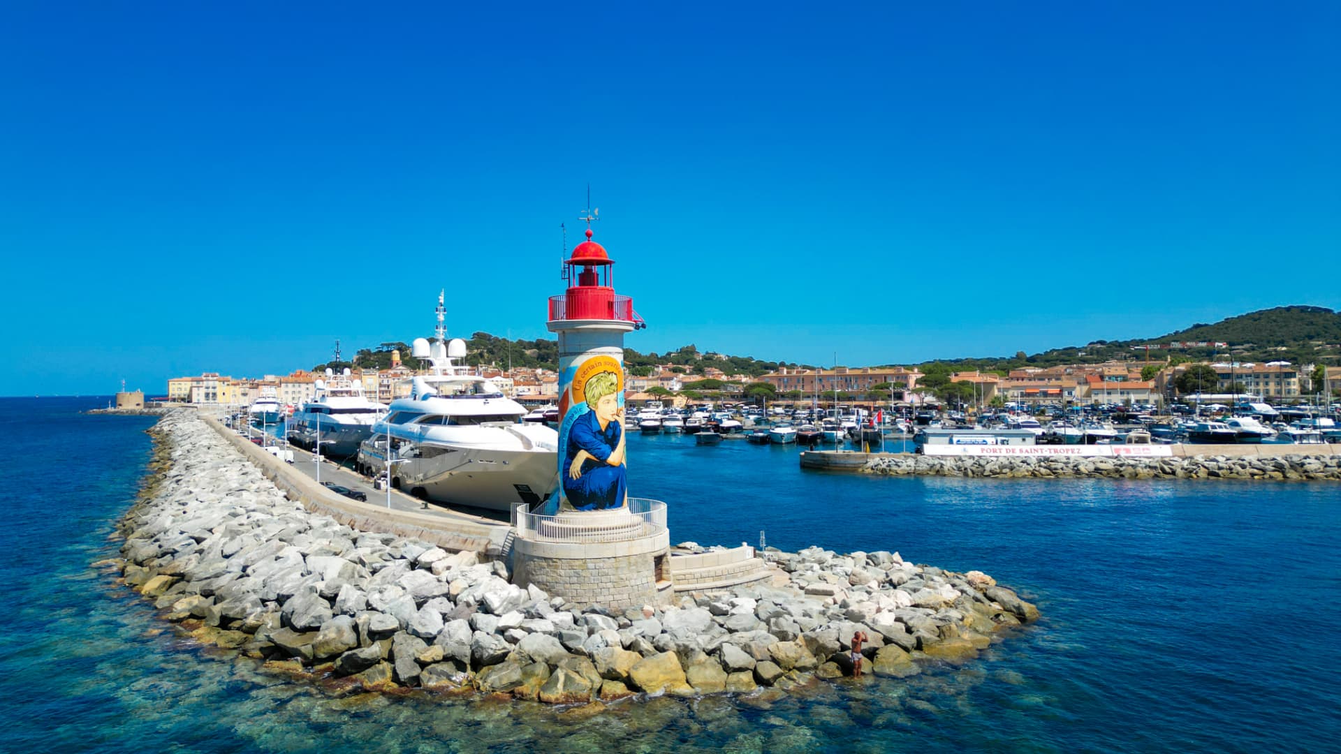 Vue aérienne du port de Saint-Tropez et de son phare rouge