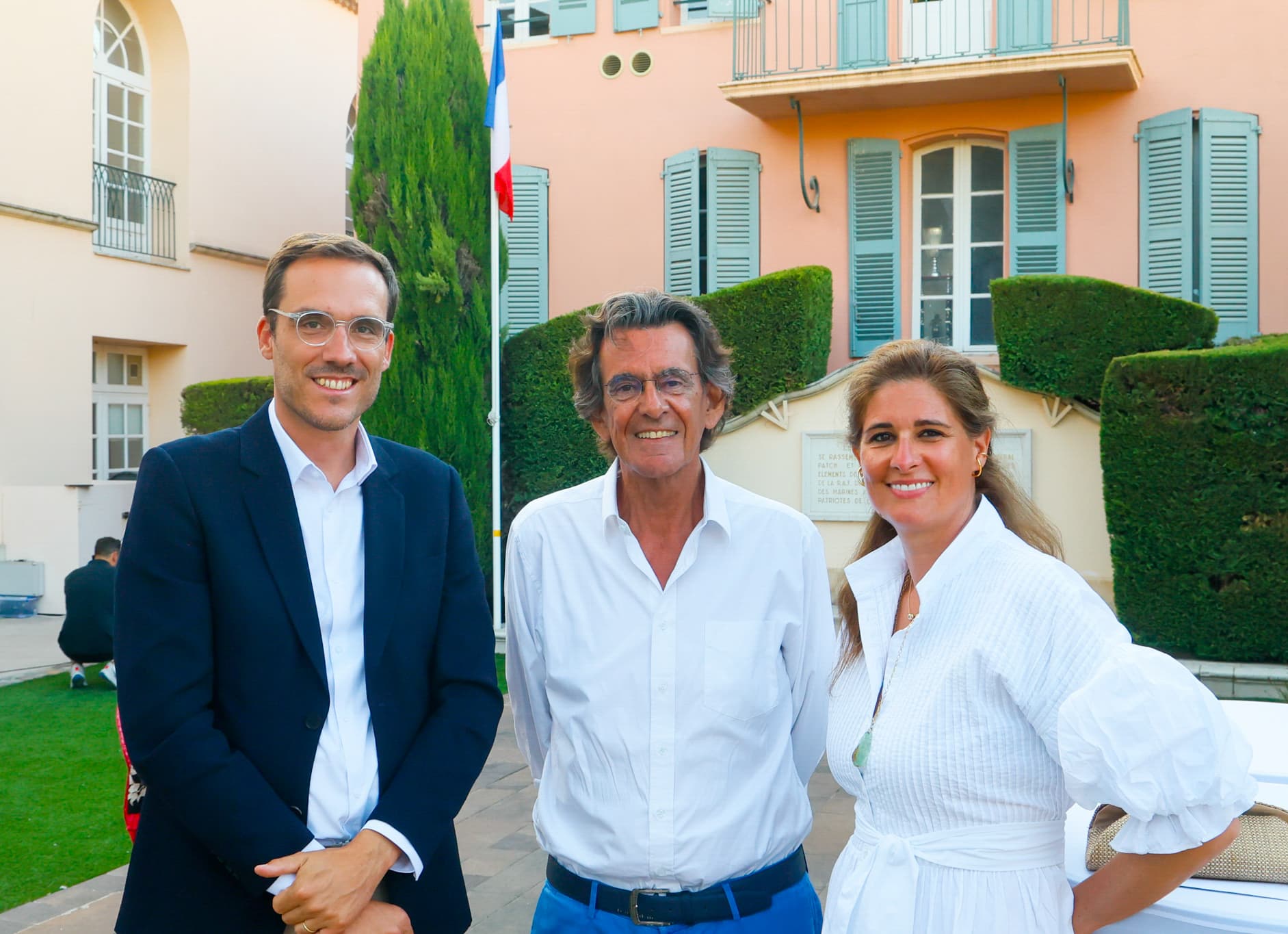 Portrait de groupe en extérieur devant une façade colorée