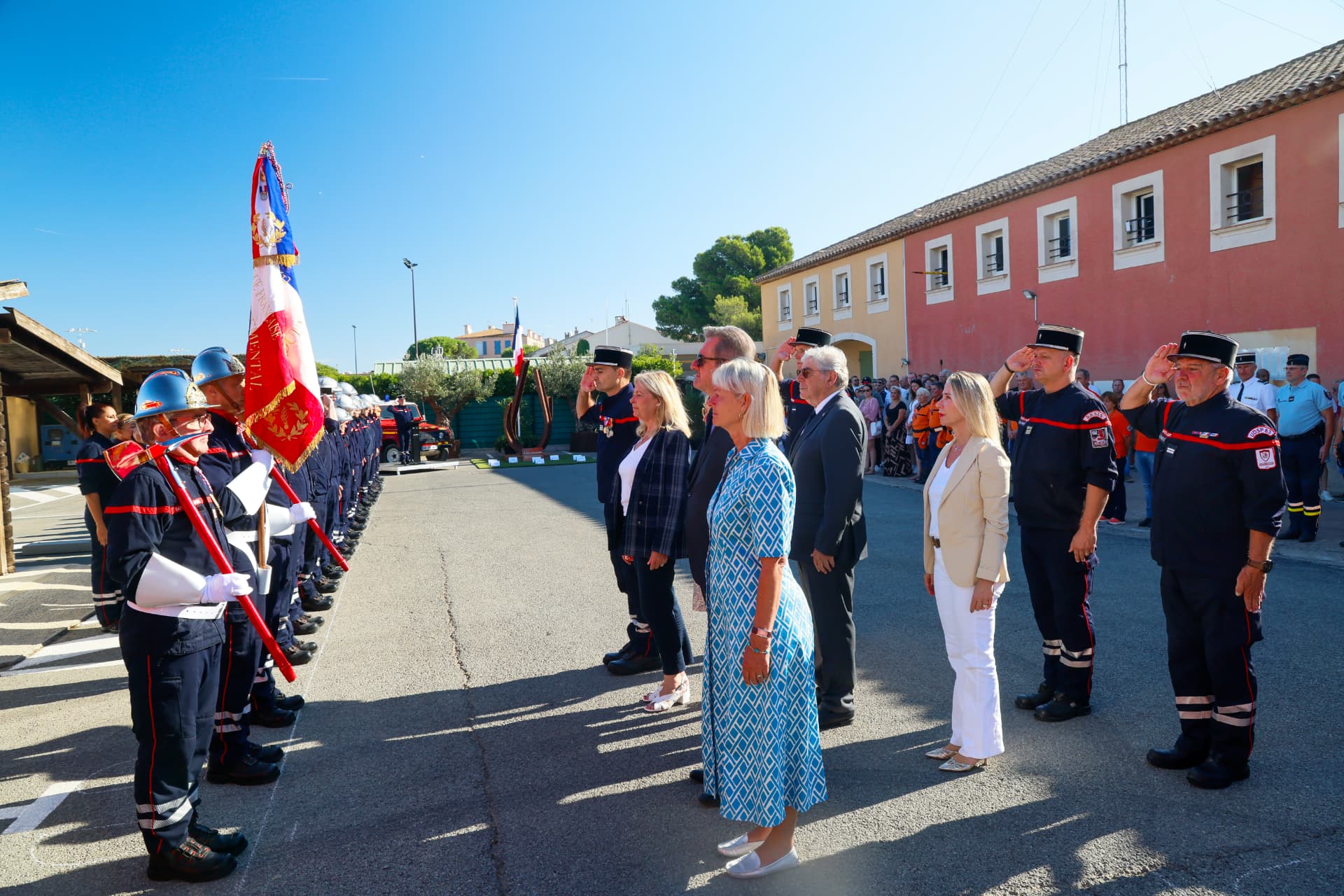 Salut au drapeau lors d'une cérémonie de sapeurs-pompiers