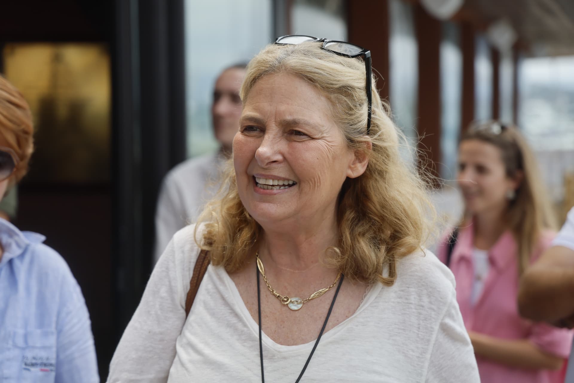 Portrait souriant d'une invitée lors d'un événement