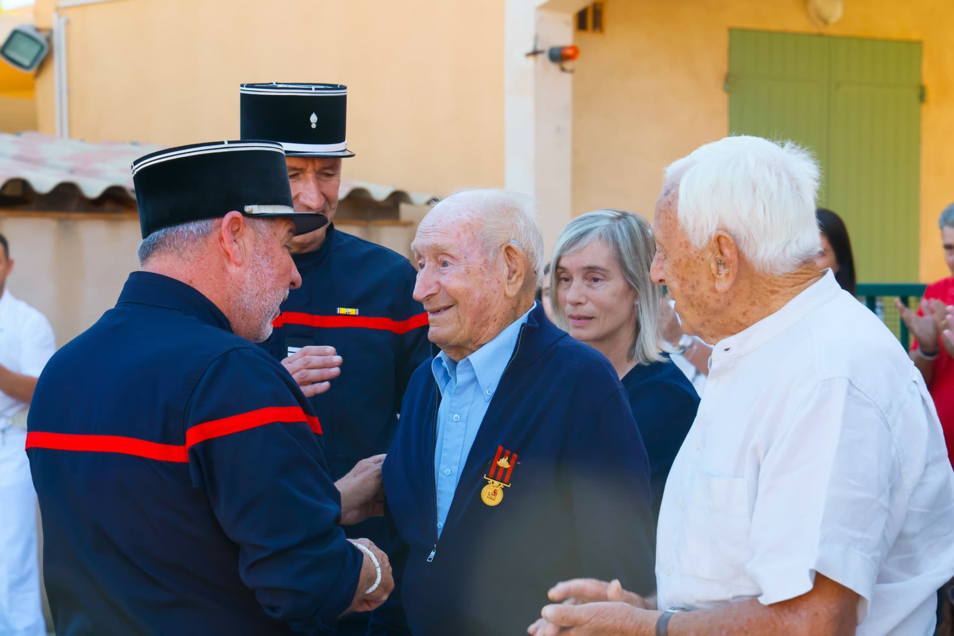 Remise de médaille à des invités décorés lors d'une cérémonie