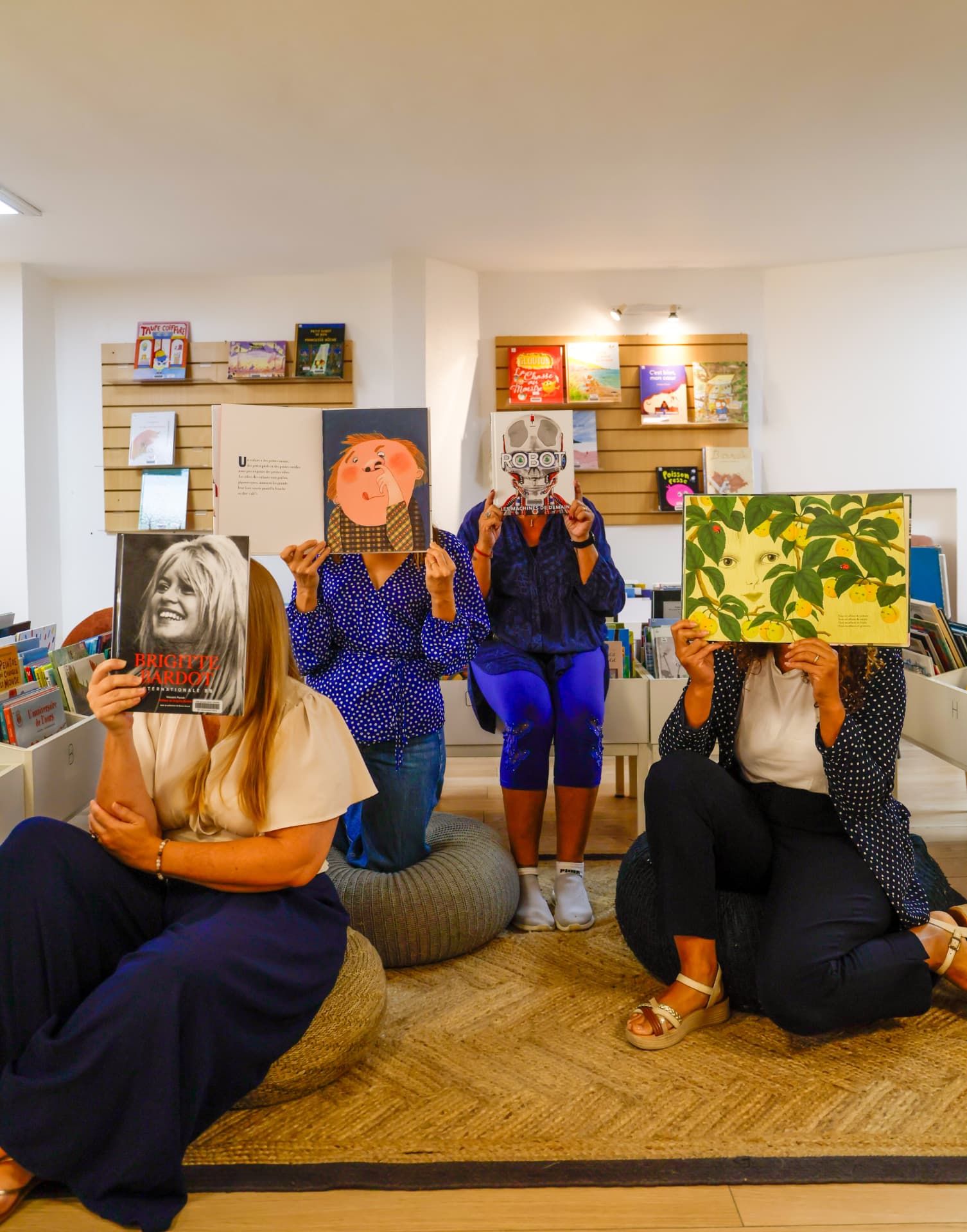 Portrait de groupe décalé, visages cachés derrière des livres