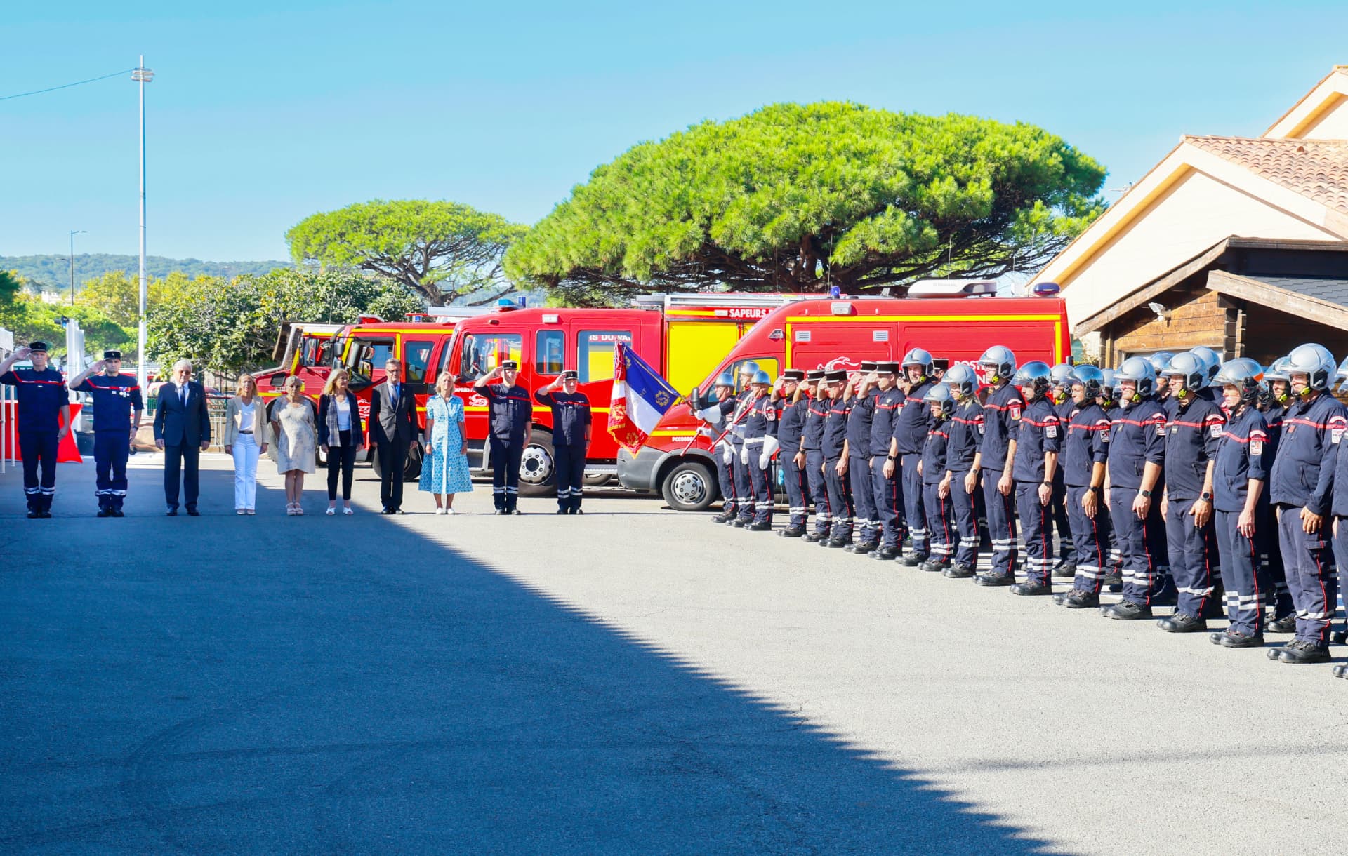 Rassemblement de sapeurs-pompiers et de véhicules de secours en ligne